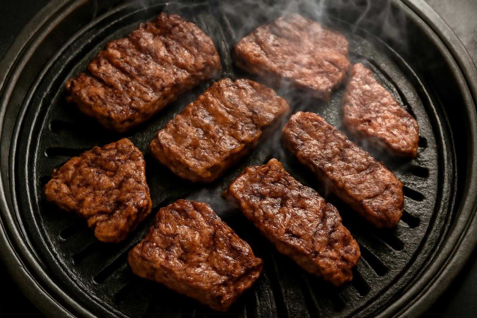 ミスジと肩三角の牛肉を焼肉プレートで調理している様子