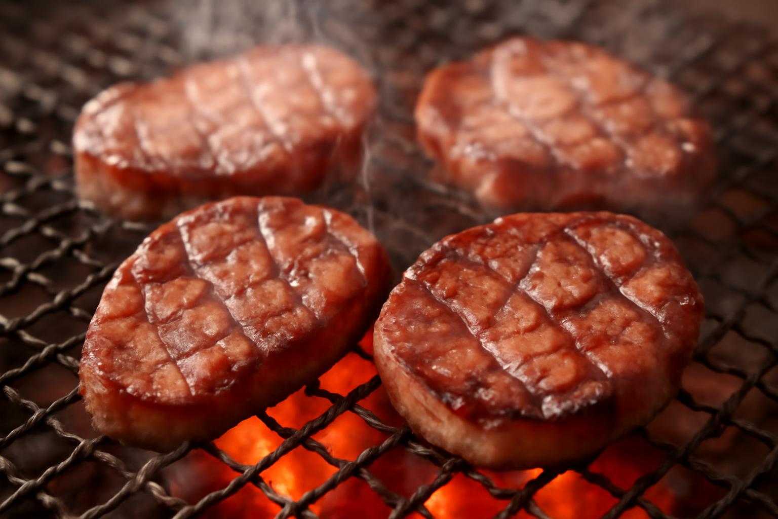 焼き網の上でとうがらし牛肉が香ばしく焼ける調理シーン