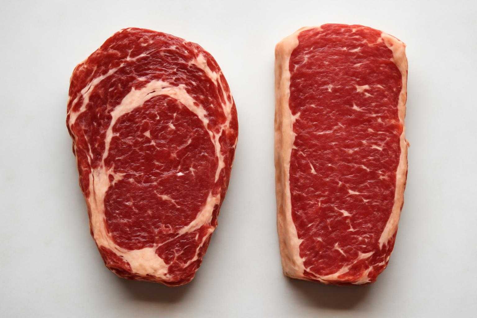 交雑牛と和牛の2つのお肉を並べて比較している様子