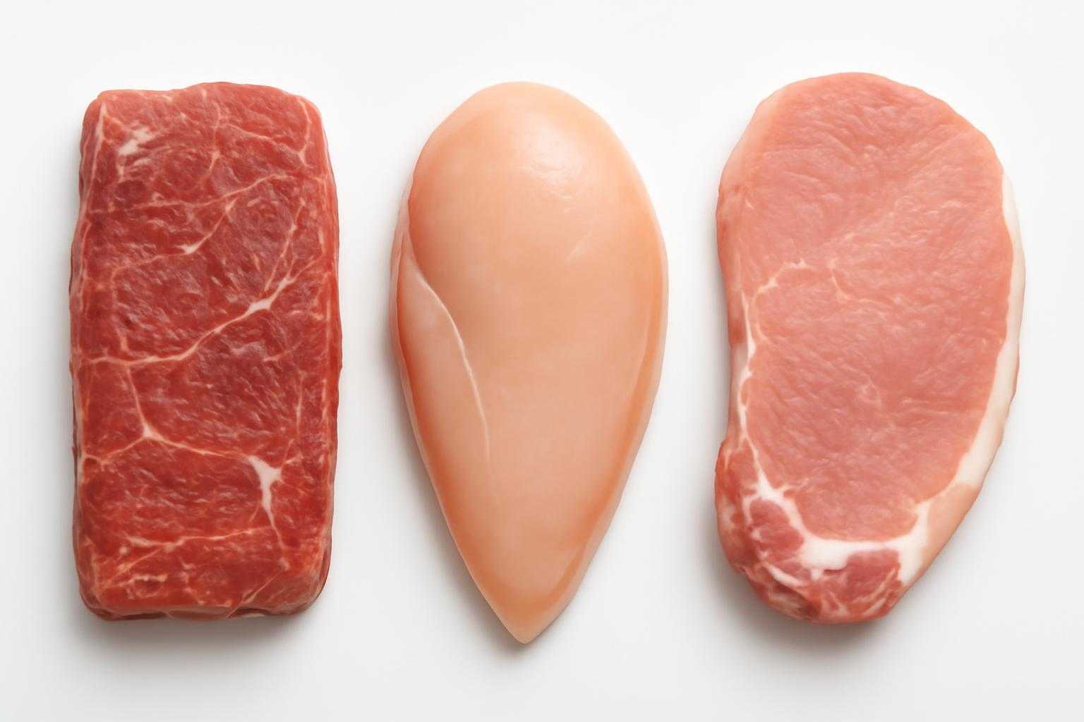 牛肉、鶏肉、豚肉を並べた食材の比較イメージ