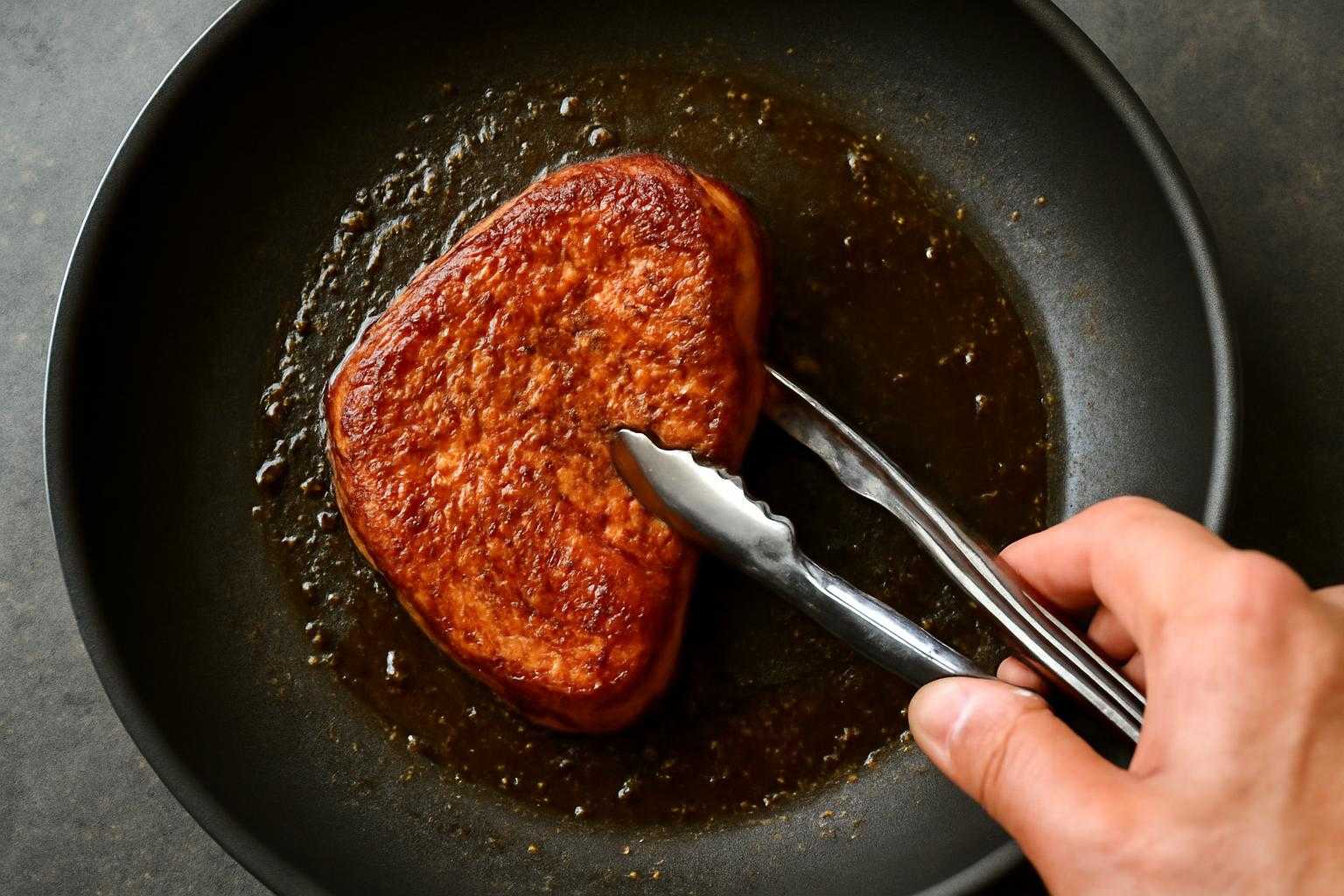 焼き加減を確認しながら調理している様子