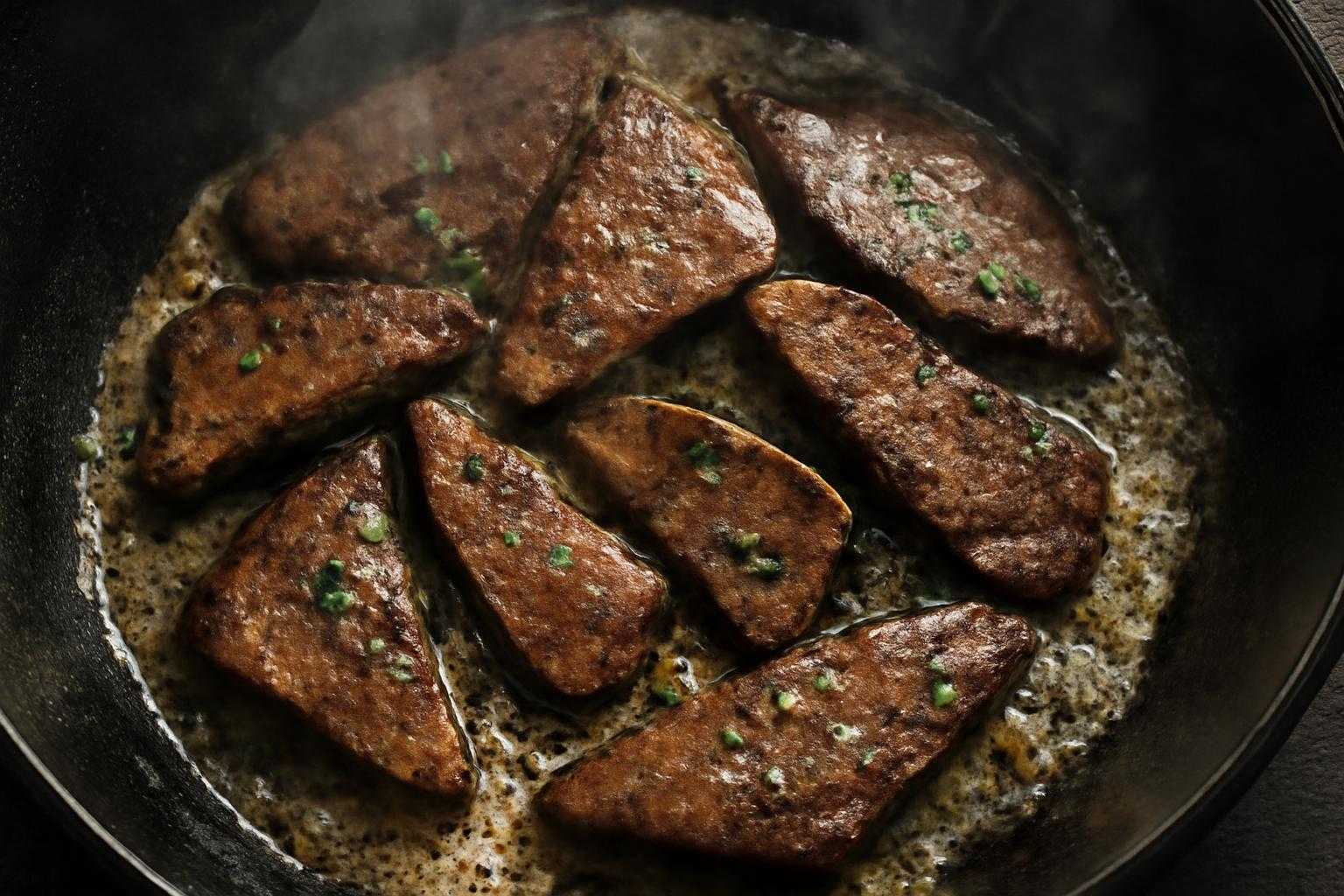 フライパンで牛レバーを焼いている調理風景