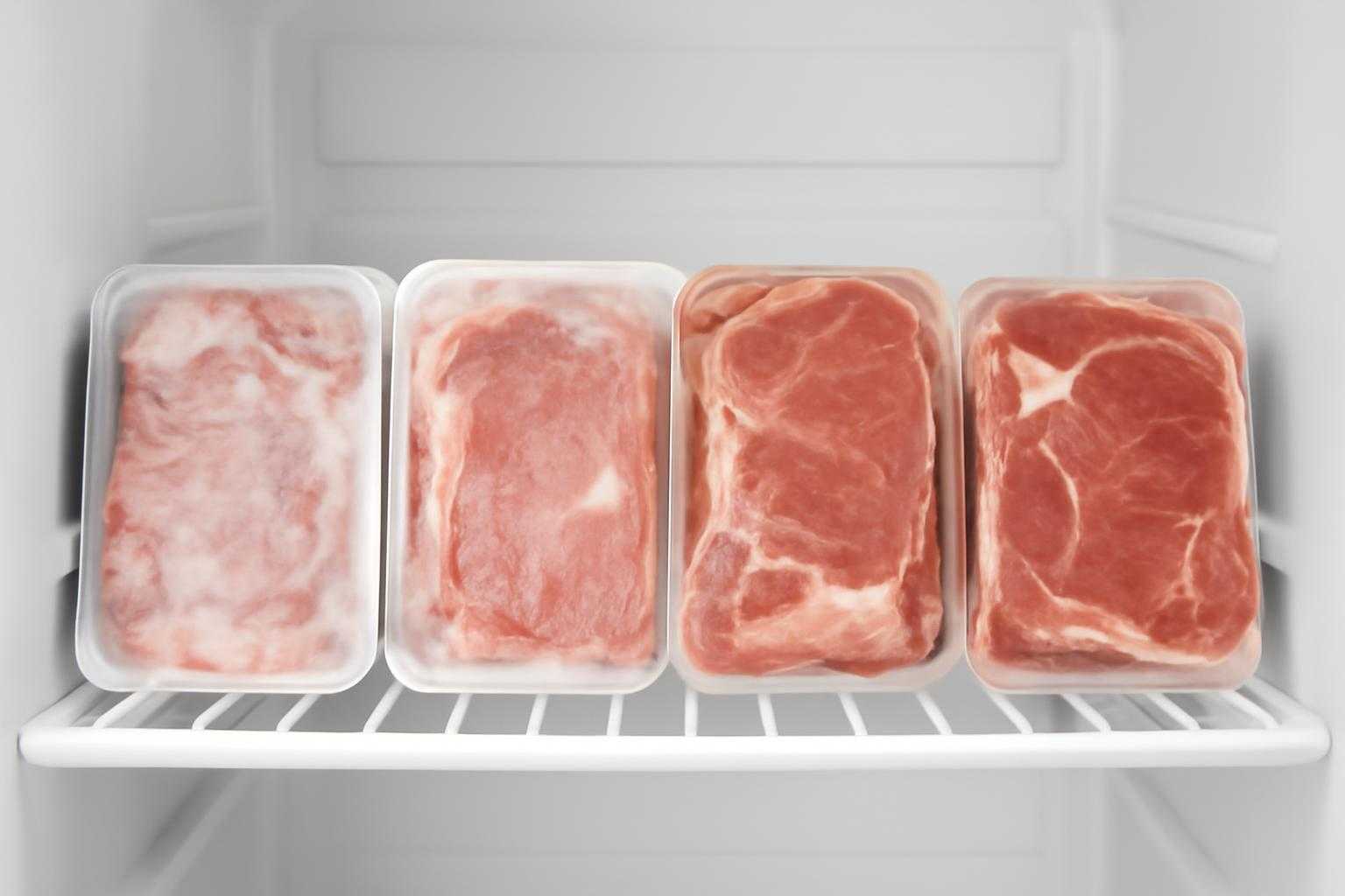 冷蔵庫で解凍中の焼肉パックが並んでいる様子