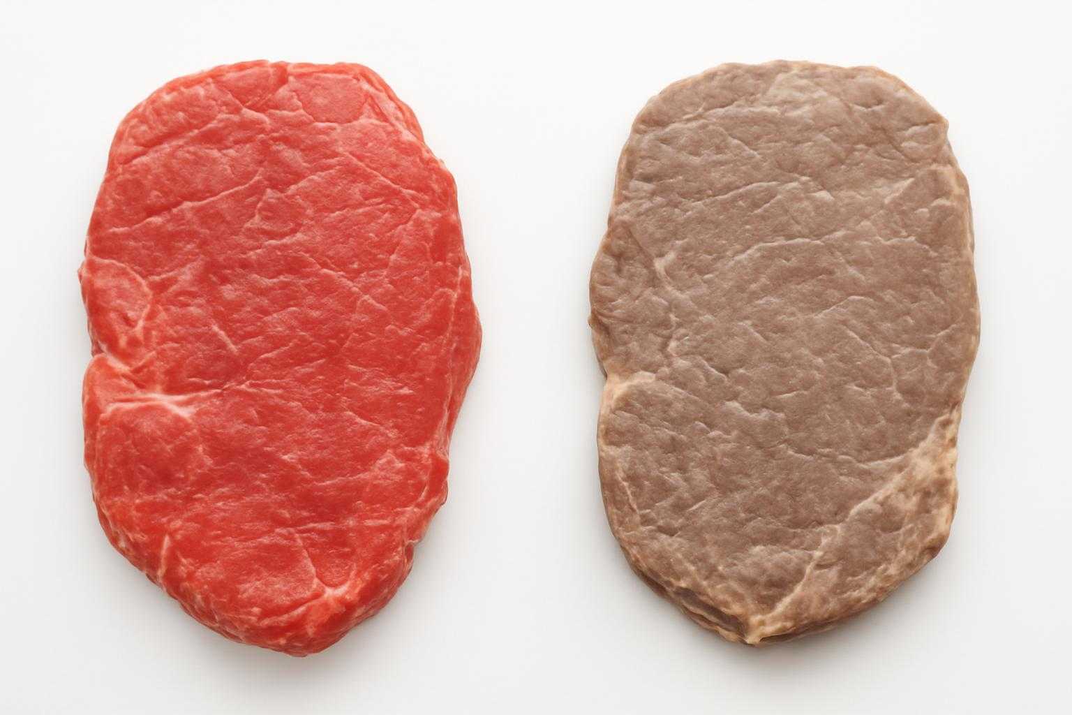 新鮮な赤色の牛肉と灰色に変色した牛肉を並べた比較画像