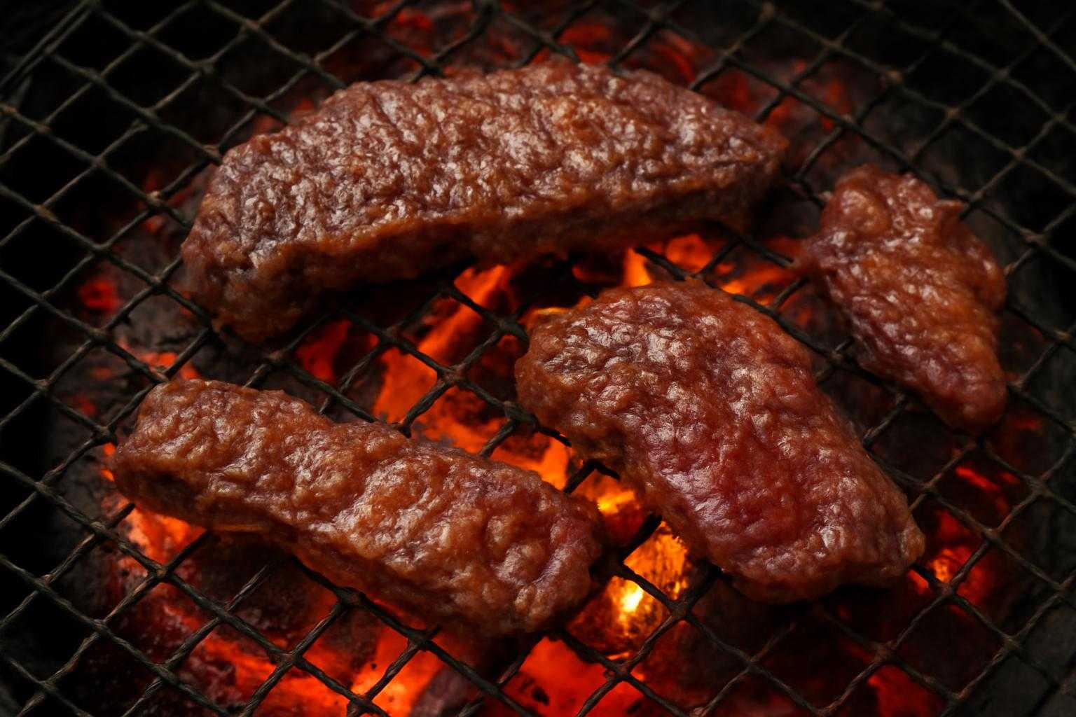 焼肉用の網の上でハラミとサガリを焼いている様子